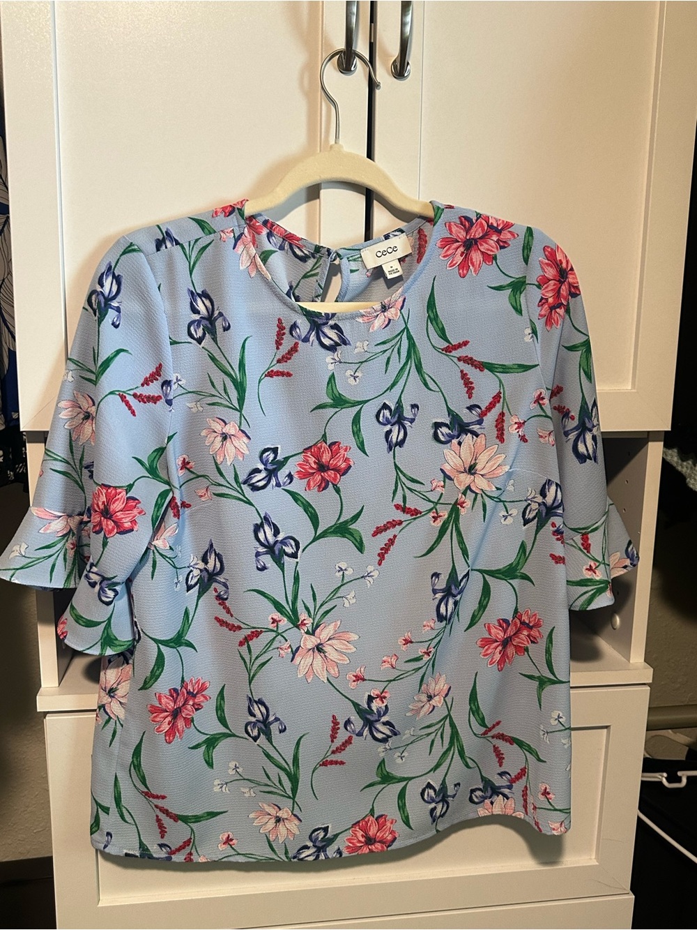 CeCe Light Blue Floral Ruffle Sleeve Top Size M Like New - Picture 3 of 5